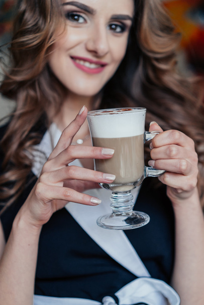 Business lady in cafe drinking latte - Foto, Imagen