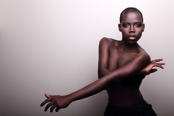 黒アフリカ若いセクシーなファッション モデル スタジオ ポートレート - 写真・画像
