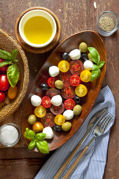 Salad with colored tomatoes, small mozzarella, green olivesand b - Fotografie, Obrázek