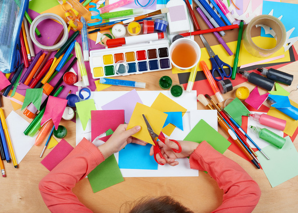 Enfant coupé applique vue du dessus. Poste de travail avec accessoires créatifs. Outils d'art plat pour la peinture
. - Photo, image