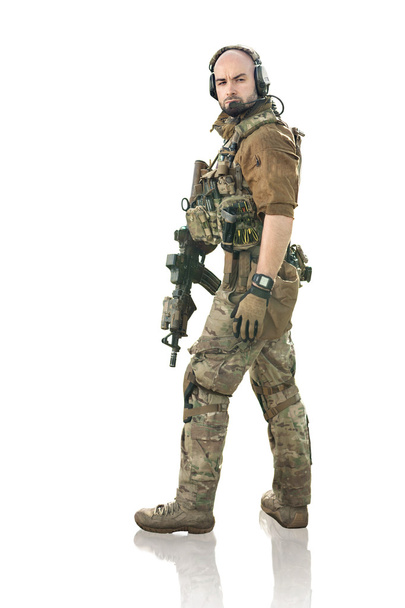 Солдат в літній формі з гвинтівкою
 - Фото, зображення