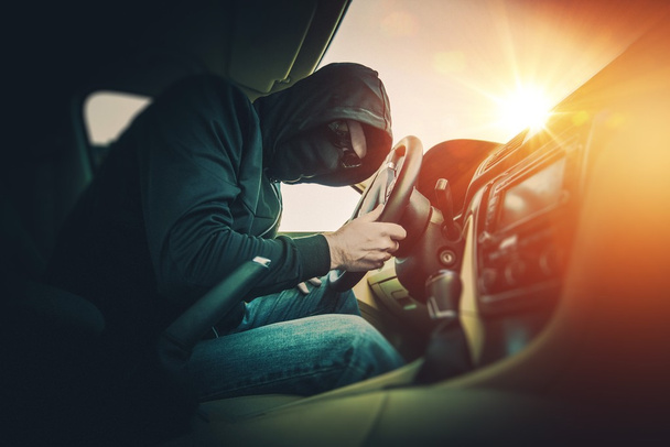 Κλέφτης αυτοκινήτων σε μάσκα και γυαλιά - Φωτογραφία, εικόνα