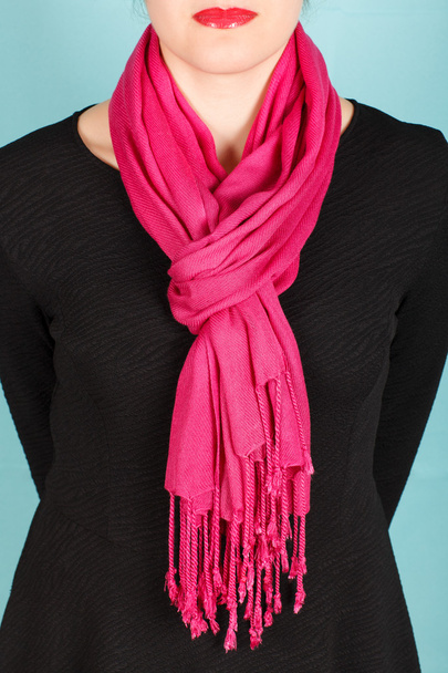 Zijden sjaal. Roze zijden sjaal rond haar nek geïsoleerd op witte achtergrond.  - Foto, afbeelding