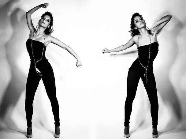 Táncoló fiatal divat modell barna árnyékolt háttér - Fotó, kép