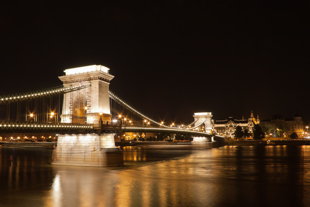 a Lánchíd Budapest este. - Fotó, kép