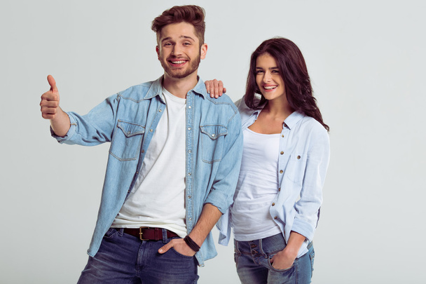 Beau jeune couple en jeans
 - Photo, image