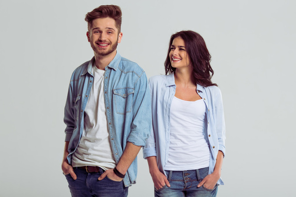 Belo jovem casal em jeans
 - Foto, Imagem