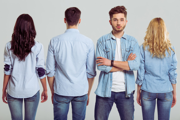 Молодые люди в джинсах
 - Фото, изображение