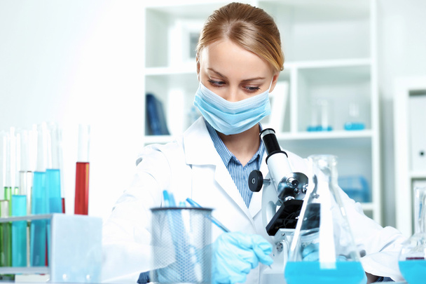 Young scientist working in laboratory - Foto, afbeelding