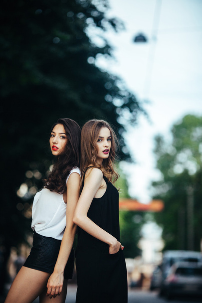 chicas bonitas posando en una calle de la ciudad
 - Foto, Imagen