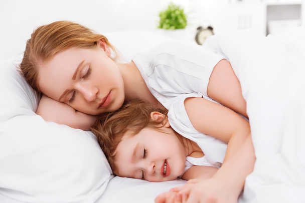 happy family mother and child sleeping in bed - Foto, imagen