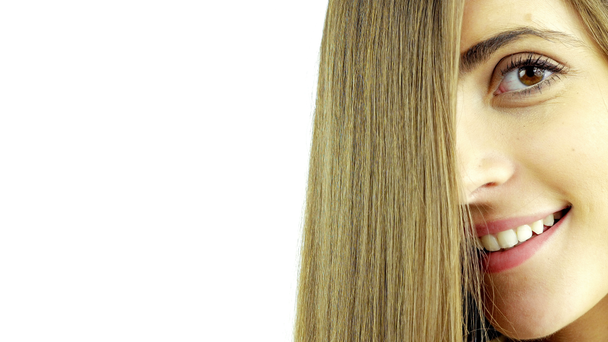 Рекламный снимок волос красивой девушки с прямыми волосами перед лицом
 - Кадры, видео