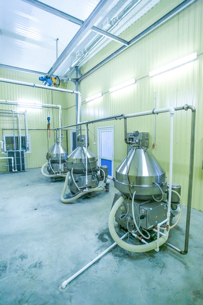 Pompe à lait automatique à l'usine
 - Photo, image