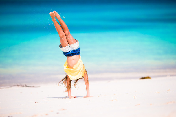 Αξιολάτρευτο κοριτσάκι κατά τη διάρκεια διακοπών παραλία διασκεδάζοντας - Φωτογραφία, εικόνα