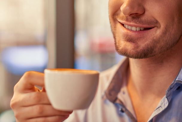 Positive man drinking coffee - Zdjęcie, obraz