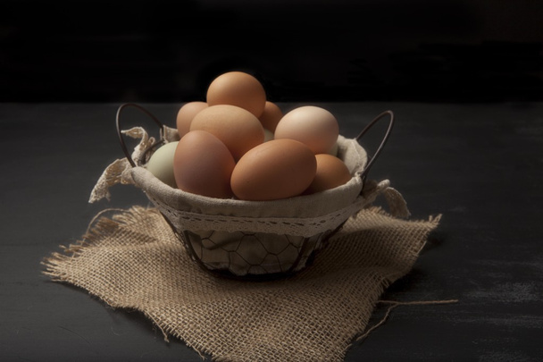 Cesta rústica con huevos frescos de granja en arpillera
 - Foto, Imagen