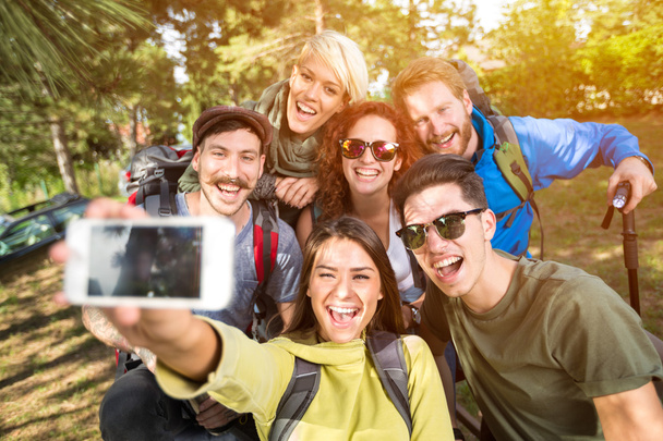 Cheerful girls and boys makes selfie - Valokuva, kuva