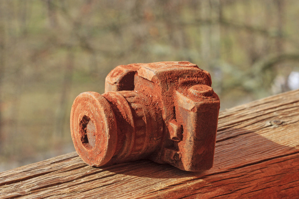 Chocolade Slr camera op een houten reling - Foto, afbeelding
