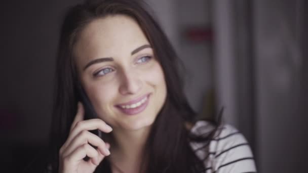 Hidasta kuvamateriaalia nuori iloinen valkoihoinen nainen puhuu hänen mobiililaitteella
. - Materiaali, video