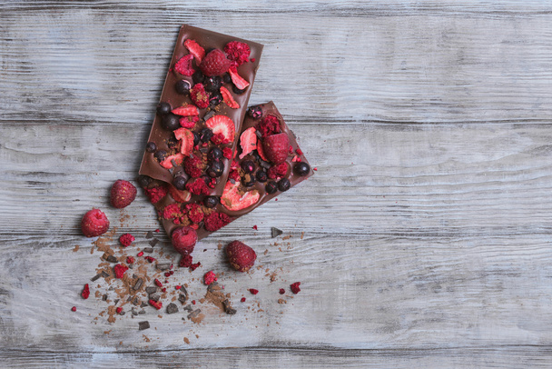 Creative handmade chocolate with fresh and dried berries - Фото, зображення