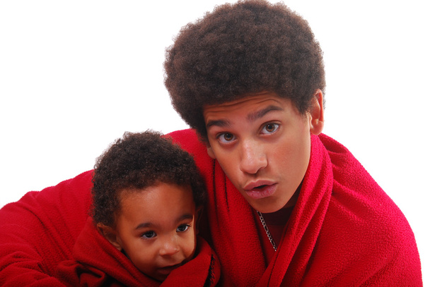 multi-rasové dítě a jeho bratr wrappe - Fotografie, Obrázek