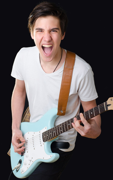 adolescent garçon jouer guitare électrique et chanter
 - Photo, image