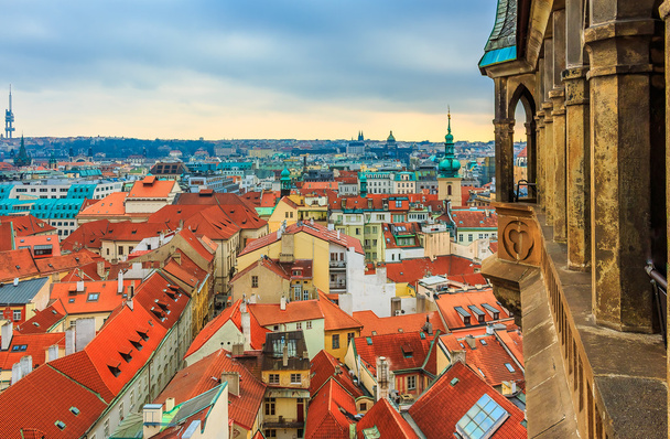 Techos rojos tradicionales de Praga
 - Foto, Imagen