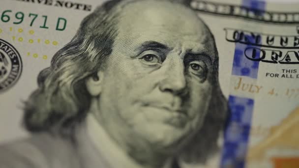 Kasa gotówkowa. Benjamin Franklin portret na 100 dolarów banknotu zbliżenie, obraz jest obracany - Materiał filmowy, wideo