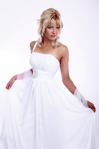 Belleza joven rubia novia vestida con elegancia vestido de novia blanco
 - Foto, Imagen