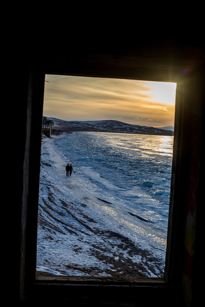 Couple of people walking at coast of frozen - Foto, Imagem