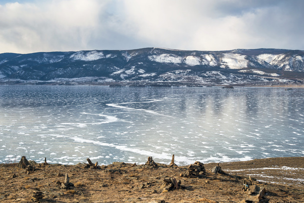 Beautiful winter landscape with mountains on the frozen lake Baikal - Foto, afbeelding