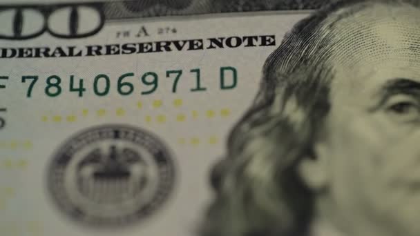 Nakit para geçmişi. Benjamin Franklin 'in 100 dolarlık banknottaki portresi yakın plan, görüntü döndürüldü. - Video, Çekim