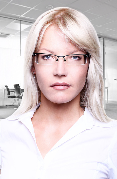 若い魅力的なビジネス女性の身に着けているメガネ、オフィス環境でのフォルダーの保持笑みを浮かべて - 写真・画像
