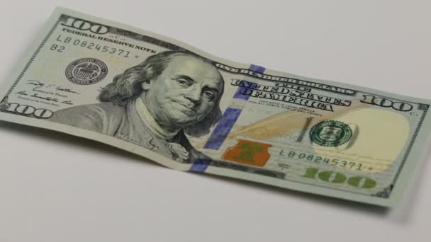 Nakit para geçmişi. Benjamin Franklin 'in 100 dolarlık banknottaki portresi yakın plan, görüntü döndürüldü. - Video, Çekim