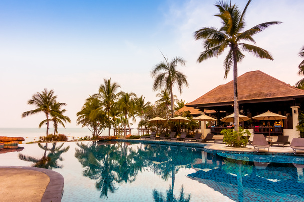 Luxe zwembad met palmbomen - Foto, afbeelding