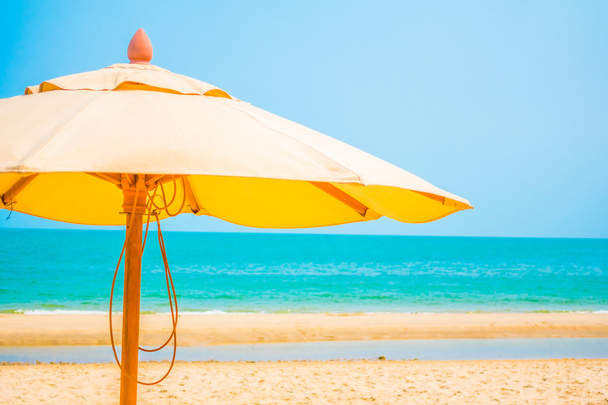 Ombrellone sulla spiaggia con bellissimo mare tropicale
 - Foto, immagini