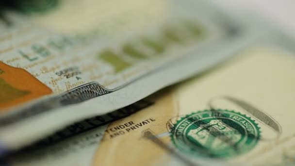 Dinheiro em dinheiro. Benjamin Franklin retrato na nota de 100 dólares dos EUA de perto, a imagem é girada
 - Filmagem, Vídeo