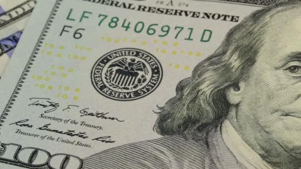 Fondo de dinero en efectivo. Benjamin Franklin retrato en billete de 100 dólares de cerca, la imagen se gira
 - Metraje, vídeo