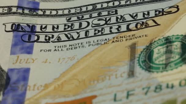 Fondo de dinero en efectivo. Benjamin Franklin retrato en billete de 100 dólares de cerca, la imagen se gira
 - Imágenes, Vídeo