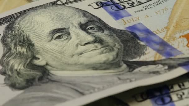 Kasa gotówkowa. Benjamin Franklin portret na 100 dolarów banknotu zbliżenie, obraz jest obracany - Materiał filmowy, wideo