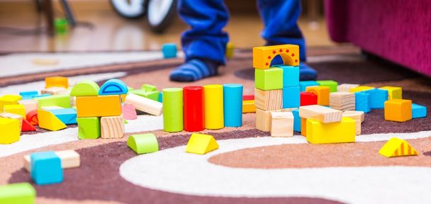 Small child playing with wooden blocks - Foto, Bild