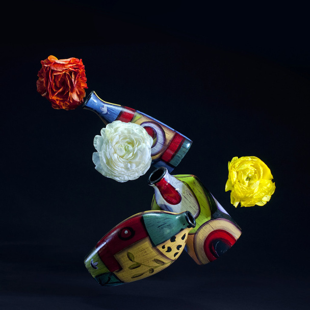 λουλούδια και Αιωρούμενο χρωμάτισε vases. - Φωτογραφία, εικόνα