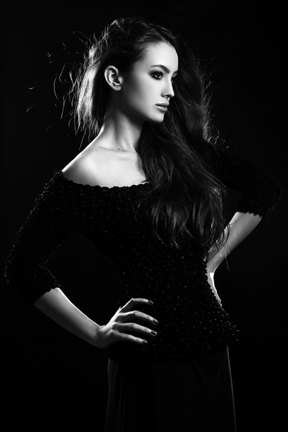 Retrato de belo e elegante modelo de moda jovem com cabelos longos vermelhos em um fundo branco
 - Foto, Imagem