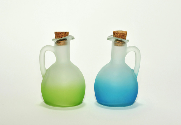 Ізольовані зелені та сині пляшки
. - Фото, зображення