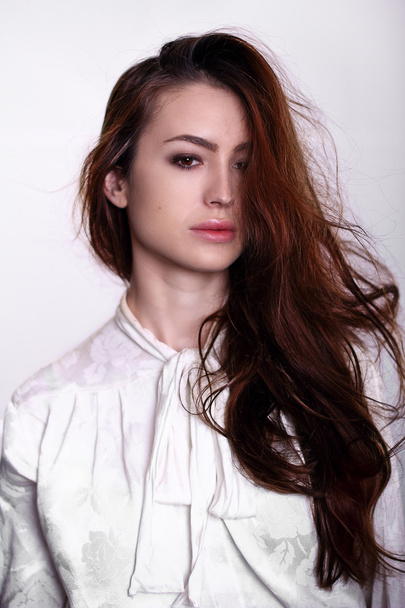 Muotokuva kaunis tyylikäs nuori muoti malli punainen pitkät hiukset valkoisella pohjalla
 - Valokuva, kuva