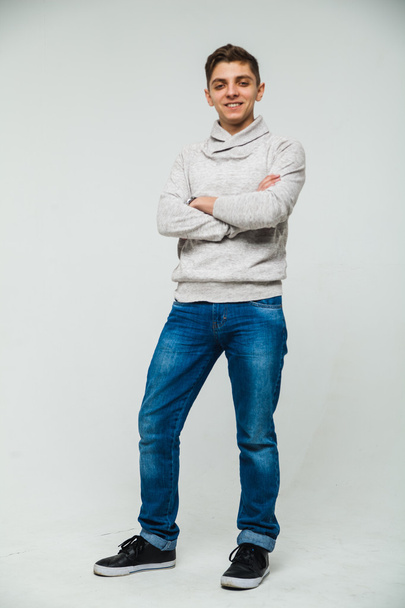 uomo felpa e jeans sfondo bianco
 - Foto, immagini