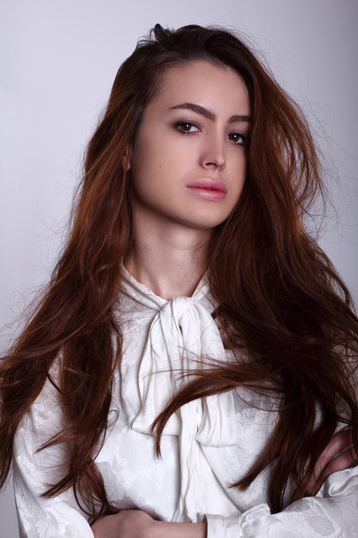 Retrato de belo e elegante modelo de moda jovem com cabelos longos vermelhos em um fundo branco
 - Foto, Imagem