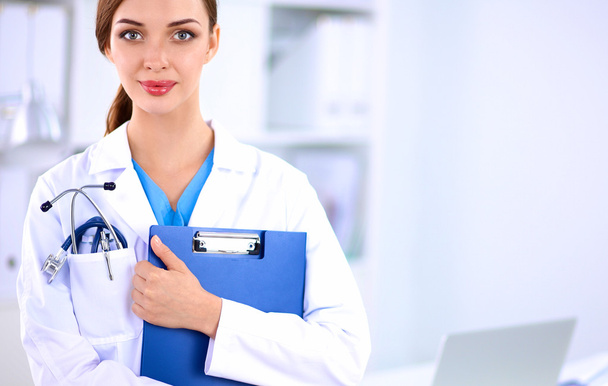 Portrét mladé ženy lékař s bílým pláštěm stojící v nemocnici - Fotografie, Obrázek
