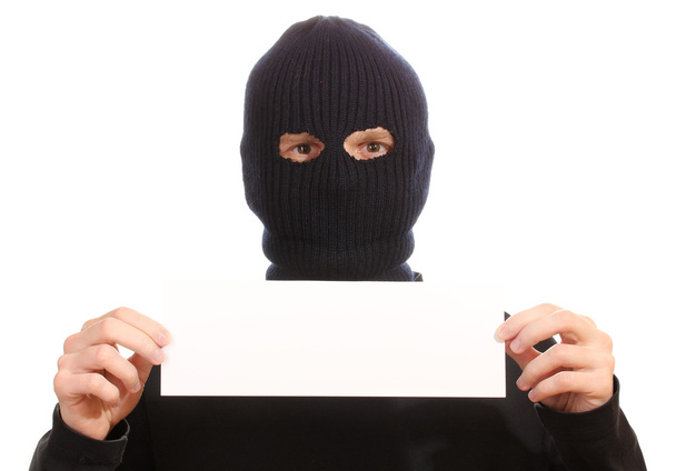 Бандит в черной маске с пустой карточкой, изолированной на белом
 - Фото, изображение