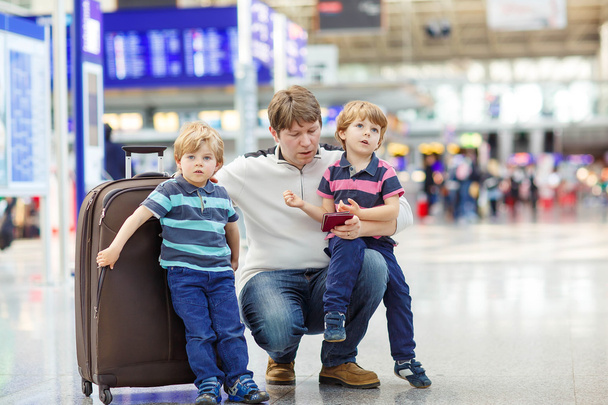 otec a dva malí kluci sourozence na letišti - Fotografie, Obrázek